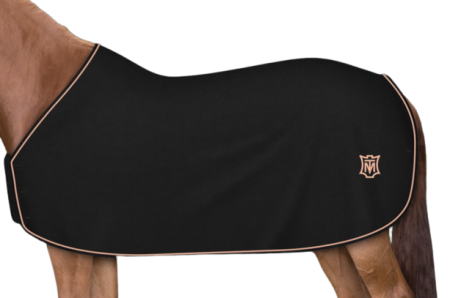 Czaprak MATTES kolor czarny lamowka czarna ozdobne przeszycie aprlcot logo aprlcot_-removebg-preview.png