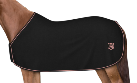 Czaprak MATTES kolor czarny lamowka czarna ozdobne przeszycie bonbon logo bonbon-removebg-preview.png