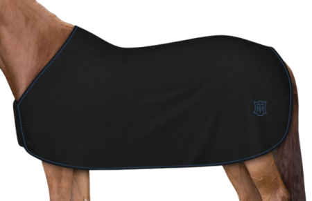 Czaprak MATTES kolor czarny lamowka czarna ozdobne przeszycie marine logo marine-removebg-preview.png