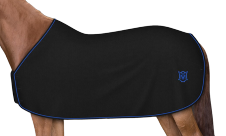 Czaprak MATTES kolor czarny lamowka czarna ozdobne przeszycie royal blue logo royal blue-removebg-preview.png