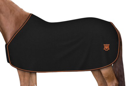 Czaprak MATTES kolor czarny lamowka czarna ozdobne przeszycie tango logo tango-removebg-preview.png