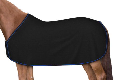 Czaprak MATTES kolor czarny lamowka czarna ozdobneprzeszycie royal blue bez logo-removebg-preview.png